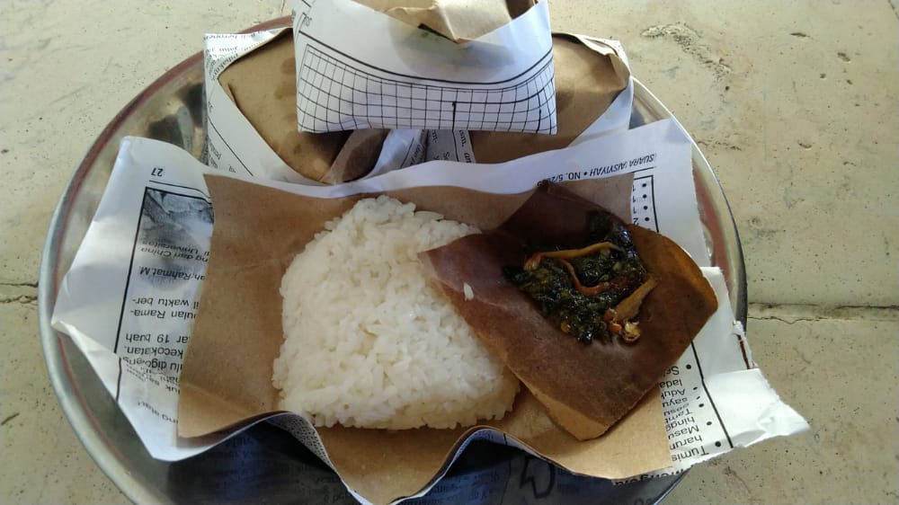 nasi kucing adalah makanan khas yogyakarta, yang terdiri dari nasi beserta sambal/lauk.